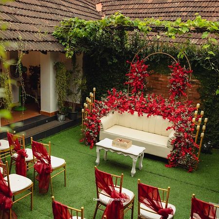 Kayyalas Courtyard Thrissur エクステリア 写真