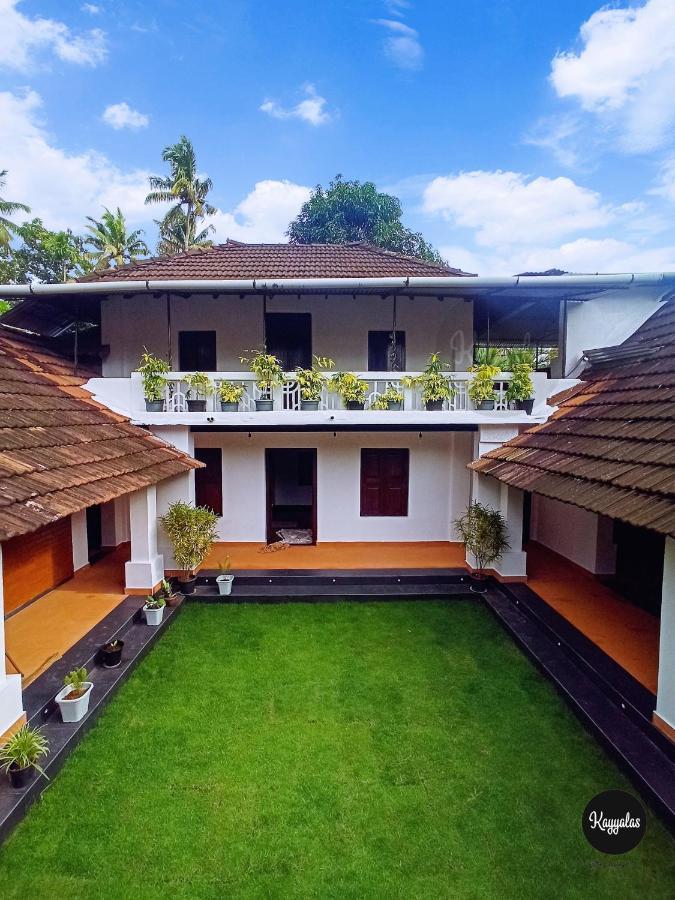 Kayyalas Courtyard Thrissur エクステリア 写真