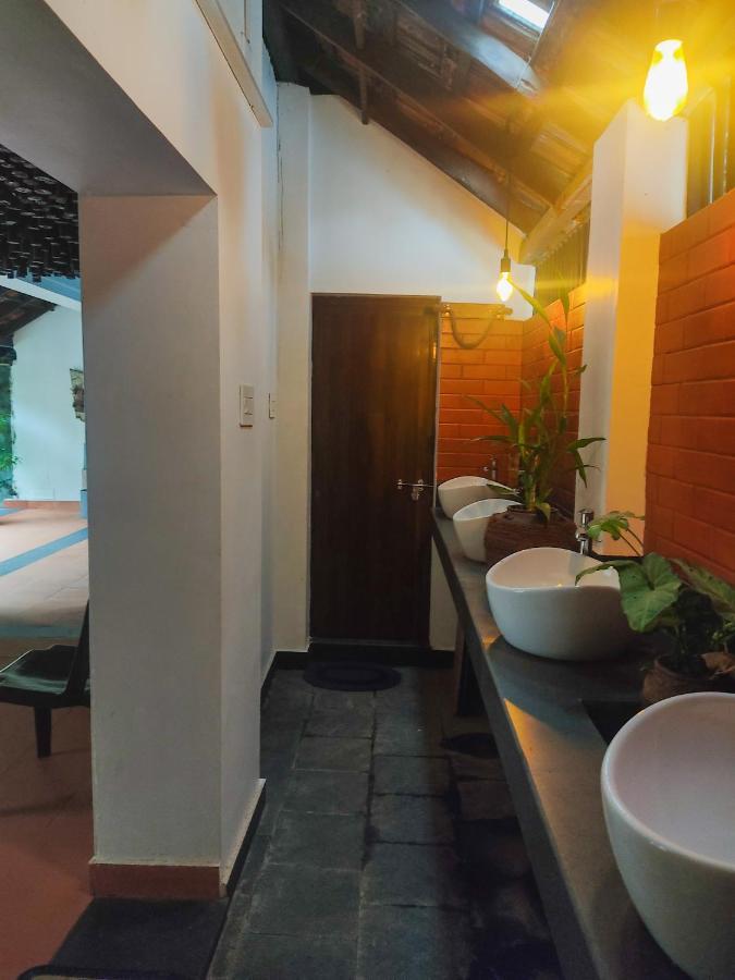 Kayyalas Courtyard Thrissur エクステリア 写真