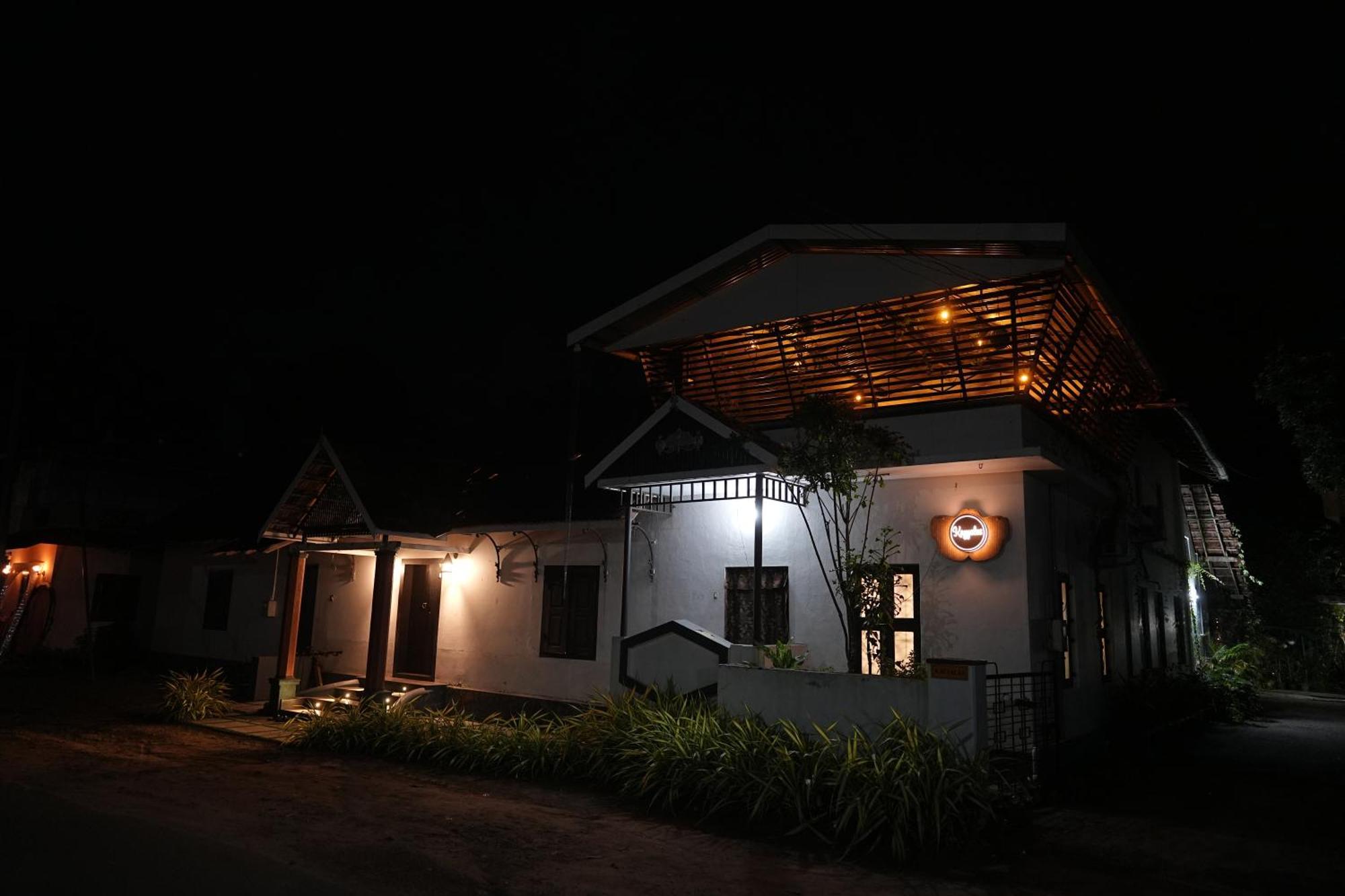 Kayyalas Courtyard Thrissur エクステリア 写真