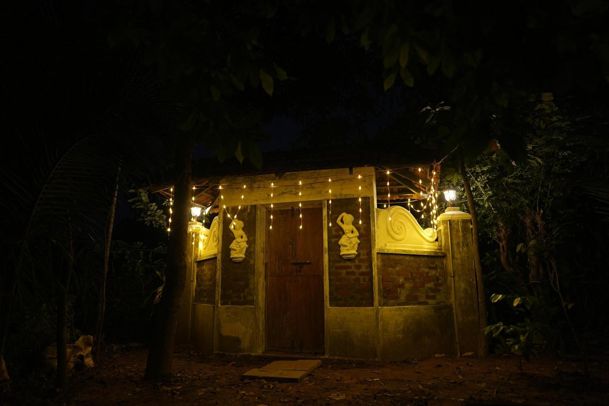 Kayyalas Courtyard Thrissur エクステリア 写真